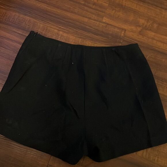 SoCa St John Black Shorts - Excellent Condition - Side Zipper - Pockets - Size 6 - Picture 2 of 4